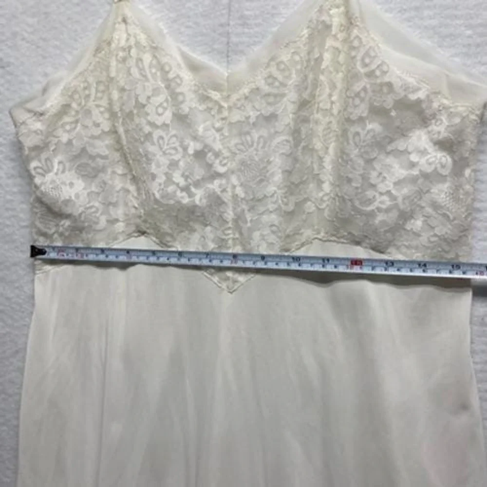 Vintage Slip Pembrooke Lace Measurements in photos EUC